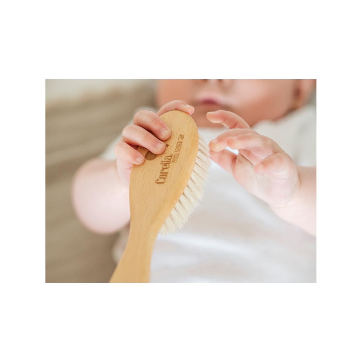 Cepillo Natural para Bebé + Bolsita de Algodón Orgánico Carelia